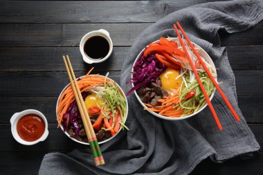 Bı Bim Bap pilav kızarmış yumurta sığır eti ve sebze ile. Ev yapımı geleneksel Kore yemeği. Bibimbub. Bibimbab.