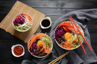 Bı Bim Bap pilav kızarmış yumurta sığır eti ve sebze ile. Ev yapımı geleneksel Kore yemeği. Bibimbub. Bibimbab.