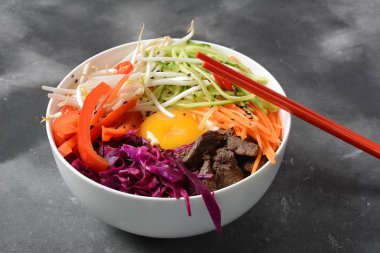 Bı Bim Bap pilav kızarmış yumurta sığır eti ve sebze ile. Ev yapımı geleneksel Kore yemeği. Bibimbub. Bibimbab.