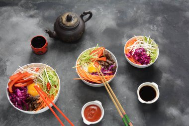 Bı Bim Bap pilav kızarmış yumurta sığır eti ve sebze ile. Ev yapımı geleneksel Kore yemeği. Bibimbub. Bibimbab.