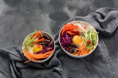 Bı Bim Bap pilav kızarmış yumurta sığır eti ve sebze ile. Ev yapımı geleneksel Kore yemeği. Bibimbub. Bibimbab.