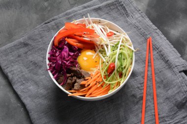 Bı Bim Bap pilav kızarmış yumurta sığır eti ve sebze ile. Ev yapımı geleneksel Kore yemeği. Bibimbub. Bibimbab.