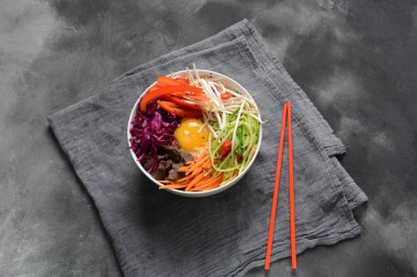 Bı Bim Bap pilav kızarmış yumurta sığır eti ve sebze ile. Ev yapımı geleneksel Kore yemeği. Bibimbub. Bibimbab.