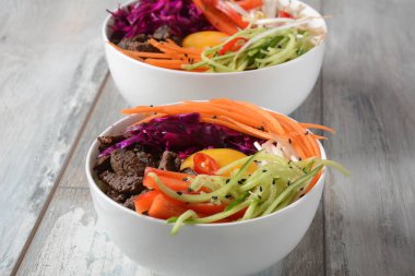 Bı Bim Bap pilav kızarmış yumurta sığır eti ve sebze ile. Ev yapımı geleneksel Kore yemeği. Bibimbub. Bibimbab.