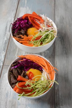 Bı Bim Bap pilav kızarmış yumurta sığır eti ve sebze ile. Ev yapımı geleneksel Kore yemeği. Bibimbub. Bibimbab.