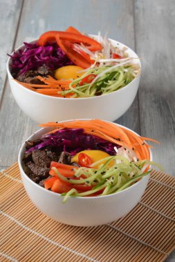 Bı Bim Bap pilav kızarmış yumurta sığır eti ve sebze ile. Ev yapımı geleneksel Kore yemeği. Bibimbub. Bibimbab.