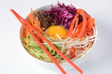 Bı Bim Bap pilav kızarmış yumurta sığır eti ve sebze ile. Ev yapımı geleneksel Kore yemeği. Bibimbub. Bibimbab.