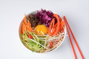 Bı Bim Bap pilav kızarmış yumurta sığır eti ve sebze ile. Ev yapımı geleneksel Kore yemeği. Bibimbub. Bibimbab.