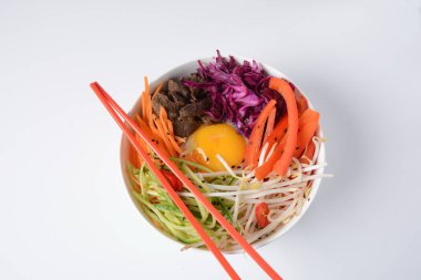 Bı Bim Bap pilav kızarmış yumurta sığır eti ve sebze ile. Ev yapımı geleneksel Kore yemeği. Bibimbub. Bibimbab.