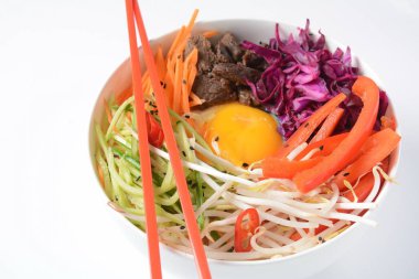 Bı Bim Bap pilav kızarmış yumurta sığır eti ve sebze ile. Ev yapımı geleneksel Kore yemeği. Bibimbub. Bibimbab.