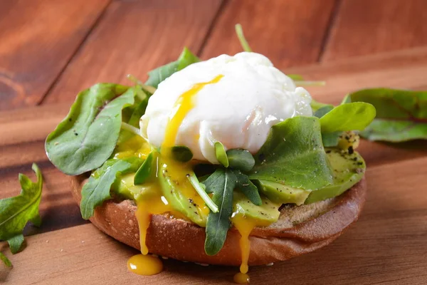 水煮鸡蛋与荔枝 桌子上的木板 在三明治上煮鸡蛋 配上面包 鳄梨和芝麻甜菜叶 健康均衡早餐的概念 — 图库照片