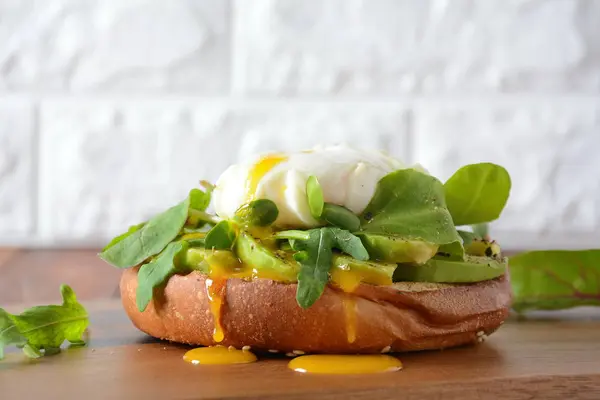 水煮鸡蛋与荔枝 桌子上的木板 在三明治上煮鸡蛋 配上面包 鳄梨和芝麻甜菜叶 健康均衡早餐的概念 — 图库照片