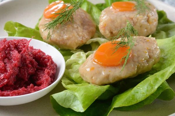 Gefilte balığı, doldurulmuş balık, geleneksel Yahudi yemeği, esas olarak Pesach ve Yahudi yeni yılı yüksek tatillerinde yemiş