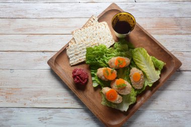 Fısıh Pesach geleneksel Yahudi yemeği - gefilte balığı ile marul, havuç, at turp ve matzoh. Fısıh Bayramı kutlama kavramı