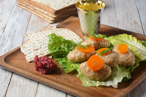 Fısıh Pesach Geleneksel Yahudi Yemeği Gefilte Balığı Ile Marul Havuç — Stok fotoğraf