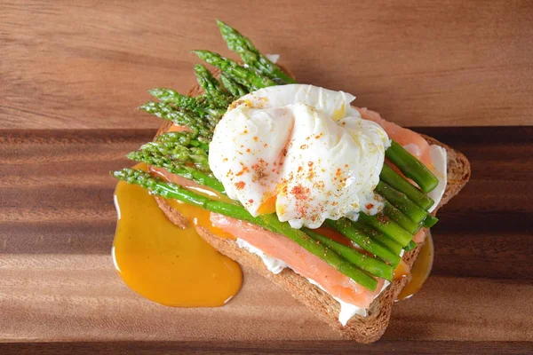 水煮鸡蛋 配上炒芦笋 奶油奶酪 三文鱼和烤面包上的香料 水煮鸡蛋漏水 健康的法式早餐概念 — 图库照片