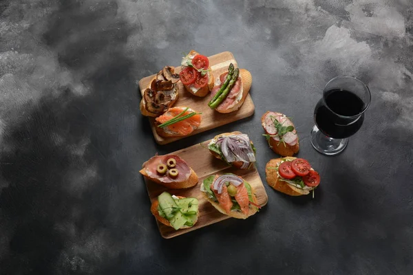 Brushetta Tapas Tradicionales Españolas Aperitivos Con Bocadillos Antipasti Italianos Variedad —  Fotos de Stock