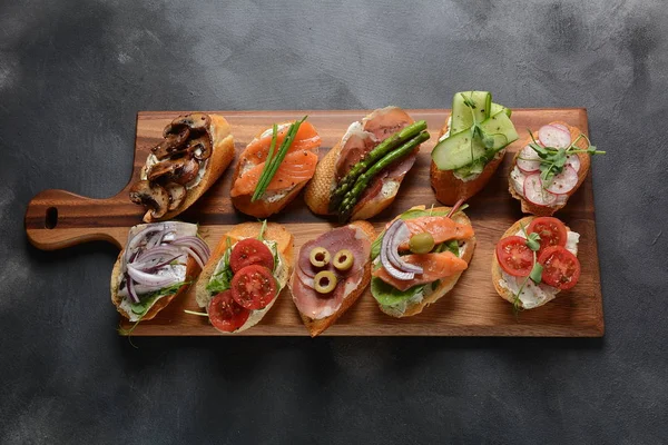 Brushetta Tapas Tradicionales Españolas Aperitivos Con Bocadillos Antipasti Italianos Variedad — Foto de Stock