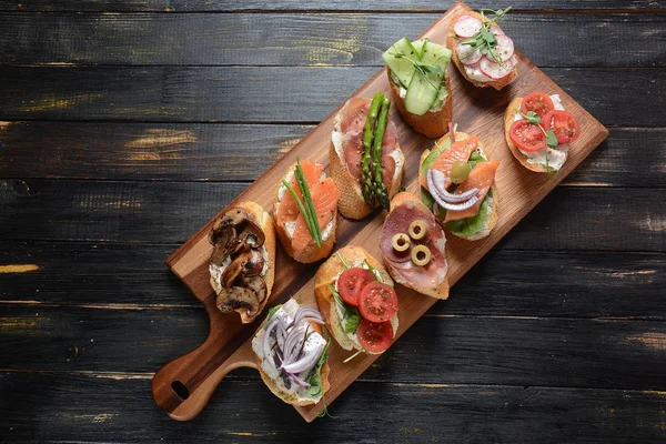 Brushetta Tapas Tradicionales Españolas Aperitivos Con Bocadillos Antipasti Italianos Variedad — Foto de Stock