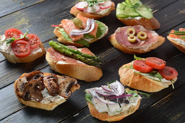 Brushetta Tapas Tradicionales Españolas Aperitivos Con Bocadillos Antipasti Italianos Variedad —  Fotos de Stock