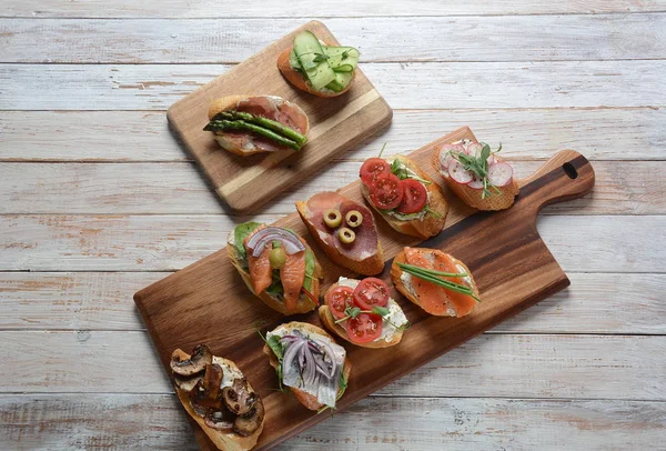 Brushetta Tapas Tradicionales Españolas Aperitivos Con Bocadillos Antipasti Italianos Variedad —  Fotos de Stock