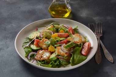 Avokado, portakal, kiraz domates, kırmızı soğan, roka pancarı yaprakları ile Orta Doğu Izgara Hellim peynir salatası