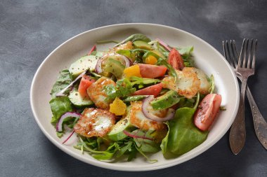 Avokado, portakal, kiraz domates, kırmızı soğan, roka pancarı yaprakları ile Orta Doğu Izgara Hellim peynir salatası