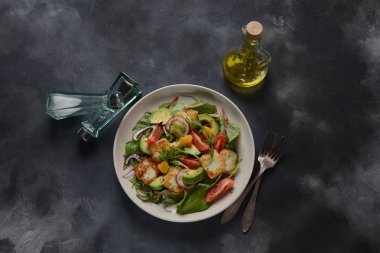 Avokado, portakal, kiraz domates, kırmızı soğan, roka pancarı yaprakları ile Orta Doğu Izgara Hellim peynir salatası