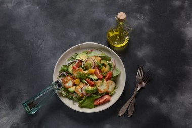 Avokado, portakal, kiraz domates, kırmızı soğan, roka pancarı yaprakları ile Orta Doğu Izgara Hellim peynir salatası