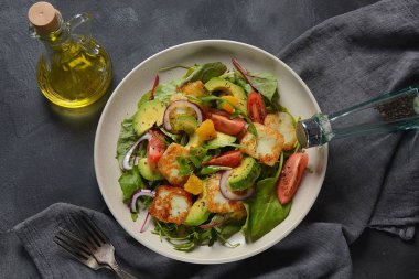 Avokado, portakal, kiraz domates, kırmızı soğan, roka pancarı yaprakları ile Orta Doğu Izgara Hellim peynir salatası