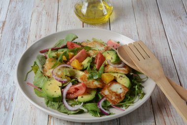 Avokado, portakal, kiraz domates, kırmızı soğan, roka pancarı yaprakları ile Orta Doğu Izgara Hellim peynir salatası