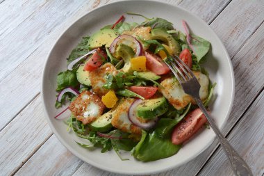 Avokado, portakal, kiraz domates, kırmızı soğan, roka pancarı yaprakları ile Orta Doğu Izgara Hellim peynir salatası