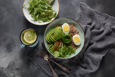 Buğday, avokado, haşlanmış yumurta, salatalık, roka pancarı yaprakları ile Vegan Buddha kase. Diyet, detoks, sağlıklı gıda konsepti 