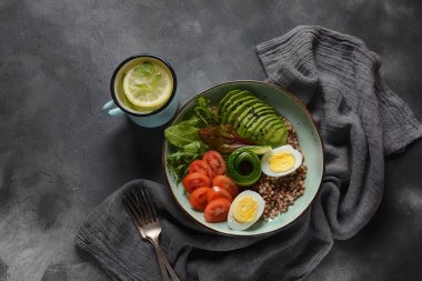 Buğday, avokado, haşlanmış yumurta, salatalık, roka pancarı yaprakları ile Vegan Buddha kase. Diyet, detoks, sağlıklı gıda konsepti 
