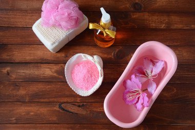 Spa ve vücut bakım ürünleri. Aromatik banyo Dead Sea Salt koyu ahşap arka plan üzerinde yükseldi. Ev yapımı Vücut tuz fırçalama için doğal maddeler. Dead Sea Kozmetik. Güzellik Cilt Bakımı. Kaplıca tedavisi