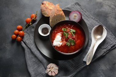 Geleneksel Ukrayna Rus borsch. Koyu arka plan üzerinde beyaz krema ile kırmızı pancar kökü çorba borsch Kase. Pancar Kökü lezzetli çorba . Geleneksel Ukrayna yemek mutfağı
