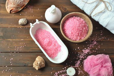 Spa ve vücut bakım ürünleri. Aromatik banyo Dead Sea Salt koyu ahşap arka plan üzerinde yükseldi. Ev yapımı Vücut tuz fırçalama için doğal maddeler. Dead Sea Kozmetik. Güzellik Cilt Bakımı. Kaplıca tedavisi. 