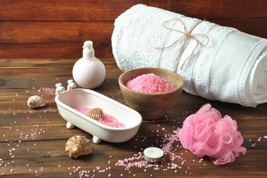 Spa ve vücut bakım ürünleri. Aromatik banyo Dead Sea Salt koyu ahşap arka plan üzerinde yükseldi. Ev yapımı Vücut tuz fırçalama için doğal maddeler. Dead Sea Kozmetik. Güzellik Cilt Bakımı. Kaplıca tedavisi. 