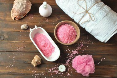 Spa ve vücut bakım ürünleri. Aromatik banyo Dead Sea Salt koyu ahşap arka plan üzerinde yükseldi. Ev yapımı Vücut tuz fırçalama için doğal maddeler. Dead Sea Kozmetik. Güzellik Cilt Bakımı. Kaplıca tedavisi. 