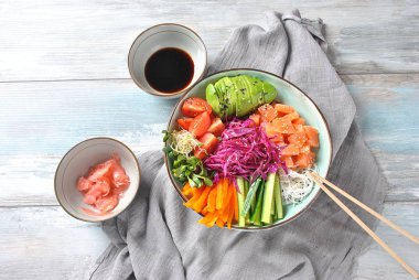Taze deniz ürünleri yemek tarifi. Organik gıda. Taze somon kase kristal erişte, taze kırmızı lahana, avokado, domates ile poke. Gıda kavramı poke kase - 