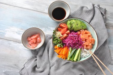 Taze deniz ürünleri yemek tarifi. Organik gıda. Taze somon kase kristal erişte, taze kırmızı lahana, avokado, domates ile poke. Gıda kavramı poke kase - 