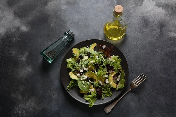 Ensalada Aguacate Con Lechuga Mora Queso Azul Aceite Oliva Rúcula —  Fotos de Stock