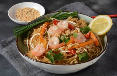 Pad Tay- koyu bir arka plan üzerinde kızarmış pirinç erişte, karides ve sebze karıştırın ile geleneksel Tay çanak, kopya alanı