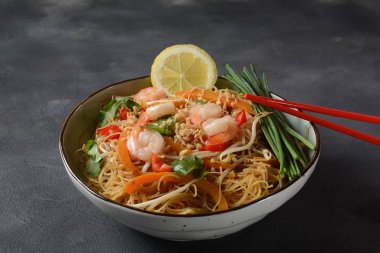 Pad Tay- koyu bir arka plan üzerinde kızarmış pirinç erişte, karides ve sebze karıştırın ile geleneksel Tay çanak, kopya alanı