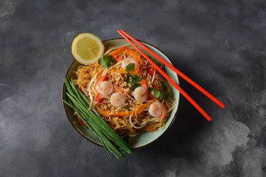 Pad Tay- koyu bir arka plan üzerinde kızarmış pirinç erişte, karides ve sebze karıştırın ile geleneksel Tay çanak, kopya alanı