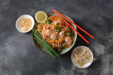 Pad Tay- koyu bir arka plan üzerinde kızarmış pirinç erişte, karides ve sebze karıştırın ile geleneksel Tay çanak, kopya alanı