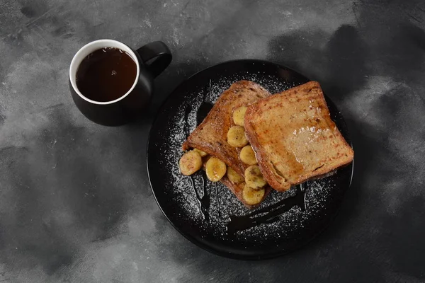 French Toasts Mit Gebratenen Kochbananen Tropfendem Ahornsirup Zuckerpulver Auf Einem — Stockfoto