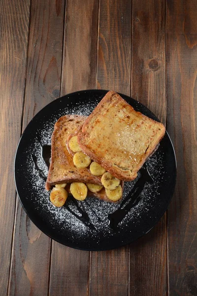 French Toasts Mit Gebratenen Kochbananen Tropfendem Ahornsirup Zuckerpulver Auf Einem — Stockfoto