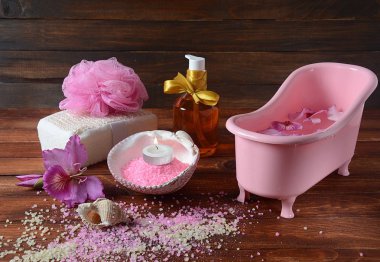 Spa ve vücut bakım ürünleri. Aromatik banyo Dead Sea Salt koyu ahşap arka plan üzerinde yükseldi. Ev yapımı Vücut tuz fırçalama için doğal maddeler. Dead Sea Kozmetik. Güzellik Cilt Bakımı. Kaplıca tedavisi
