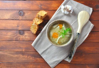 Tavuk çorbası erişte ve sebze kase üzerinde ahşap arka plan ev yapımı sağlıklı yemek